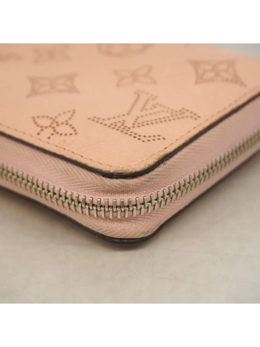Louis Vuitton Wallet Mahina Zippy Magnolia